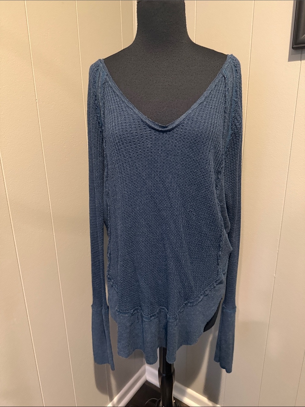 We The Free Women’s Medium Blue V-Neck Waffle Knit Pullover